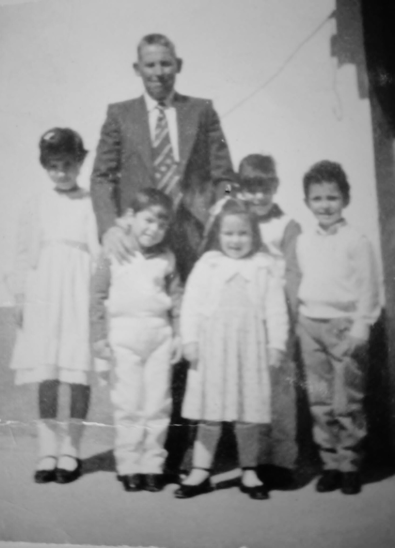 <p>Nuestra <strong>historia</strong> comienza mucho antes de fundar Del Álamo Family Vineyards. Se remonta a los veranos de nuestra infancia, en los <strong>años 80</strong>, cuando recorríamos en bicicleta los caminos de tierra para ayudar a nuestro abuelo en los viñedos, en pleno trabajo de poda en verde. Era nuestra manera de conectar con la tierra, con el campo y con una tradición que forma parte de <strong>nuestra identidad</strong>. </p>