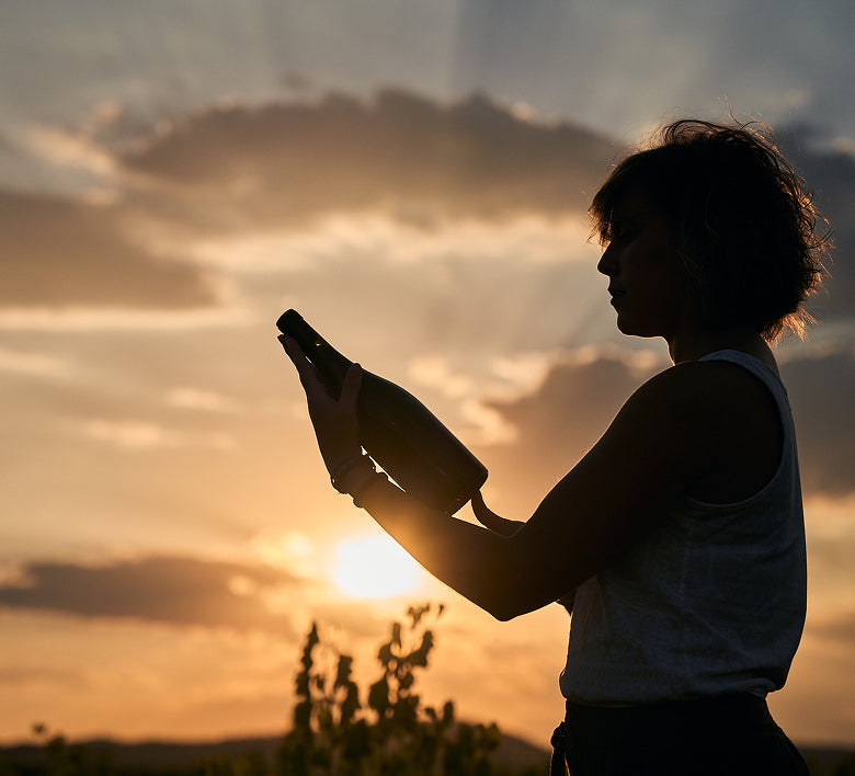 <p>Nuestro legado familiar nos impulsa a construir un modelo de bodega que mire al futuro mediante la coherencia y la sensibilidad. Creemos en un modelo de negocio cercano a las personas. Colaboramos con proveedores de cercanía, apoyamos el empleo rural y participamos activamente en iniciativas culturales, educativas y solidarias que promueven el desarrollo de nuestro entorno.</p><p>Porque cada copa cuenta una historia y la nuestra empieza con el compromiso con nuestro entorno, nuestros socios y el futuro. </p>